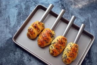 出炉后趁热脱模，把管子抽出即可。