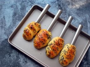 出炉后趁热脱模，把管子抽出即可。