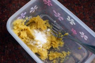 红薯泥加入适量的细砂糖，拌均匀，装入裱花袋里。