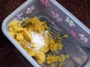 红薯泥加入适量的细砂糖，拌均匀，装入裱花袋里。