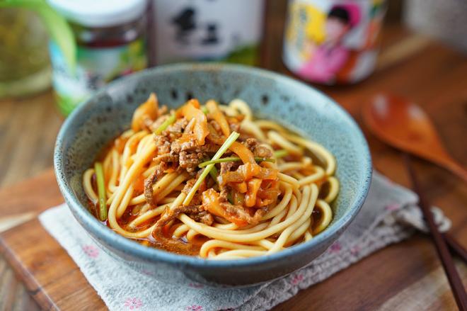 榨菜肉丝胡萝卜面