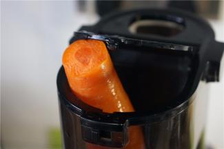 将胡萝卜入原汁机榨取出原汁。