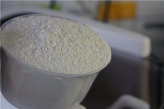 面粉入面条机里。