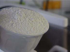 面粉入面条机里。