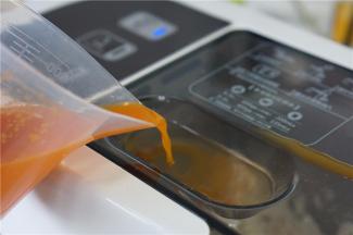 全自动模式启动，再将胡萝卜汁入面条机里。