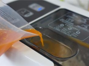 全自动模式启动，再将胡萝卜汁入面条机里。