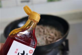 加入适量的辣油来调味。