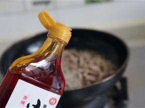 加入适量的辣油来调味。