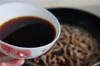 再加入清水，料酒，酱油。