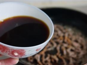 再加入清水，料酒，酱油。