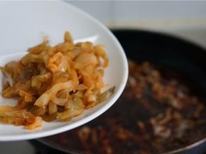 煮至汤底开后最后加入榨菜。