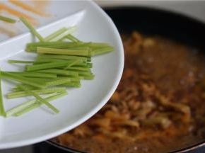 最后加入葱段点提鲜即可。