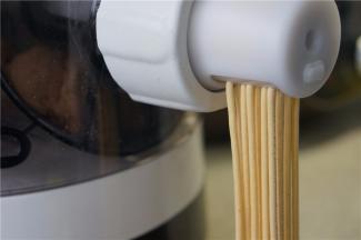 配菜炒好，这里面条也在出了。