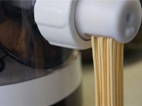 配菜炒好，这里面条也在出了。