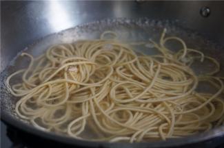 锅里加水煮开，将面条下锅煮制断生。
