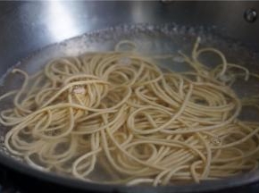 锅里加水煮开，将面条下锅煮制断生。