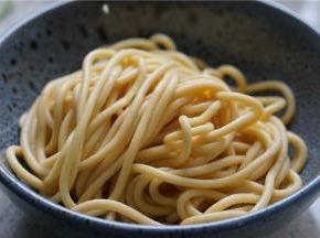 将面条煮好后控水入碗。