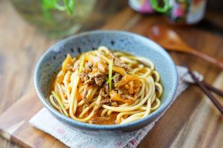 将炒好的配料加至在面里即可。