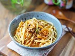 将炒好的配料加至在面里即可。