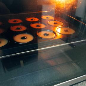 烤箱提前预热150度，中层上下火烤制10分钟