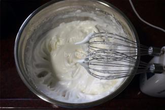 蛋白加入2克柠檬汁，1克盐，33克的细砂糖（分三次加入），打发至硬性发泡。