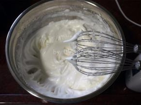 蛋白加入2克柠檬汁，1克盐，33克的细砂糖（分三次加入），打发至硬性发泡。