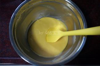 然后筛入戚风蛋糕粉，拌至无干粉状态。