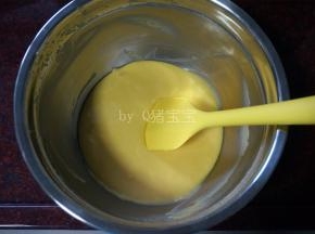 然后筛入戚风蛋糕粉，拌至无干粉状态。