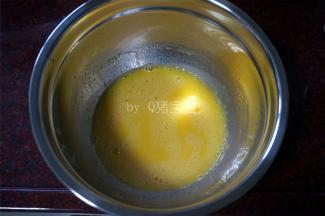 蛋黄中加入13克细砂糖，20克纯牛奶，33克玉米油，拌至糖融化。