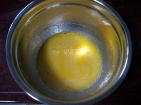 蛋黄中加入13克细砂糖，20克纯牛奶，33克玉米油，拌至糖融化。