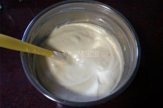 将三分之一的蛋白糊加入到蛋黄糊中，切拌均匀。然后将其倒入剩余的蛋白糊中，拌均匀，如图。