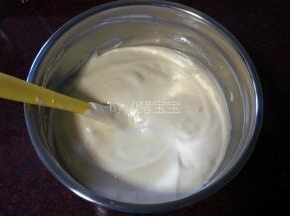 将三分之一的蛋白糊加入到蛋黄糊中，切拌均匀。然后将其倒入剩余的蛋白糊中，拌均匀，如图。