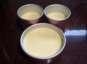 面糊倒入6寸的圆形活底蛋糕模具中，震荡出大气泡。（备注：我做了两倍的量，所以多出两个加高4寸的量）