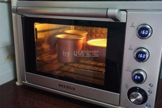 烤箱上下火160度预热5分钟后放中下层，保持上下火160度，烘烤40分钟。