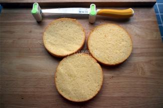 将6寸的戚风蛋糕分成3片。