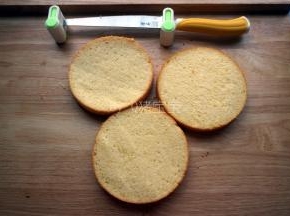 将6寸的戚风蛋糕分成3片。