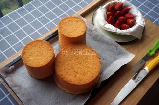 出炉完全冷却后，脱模。