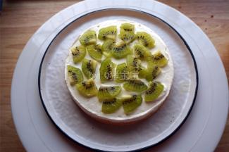 300克的淡奶油加入30克的细砂糖打发至硬性。一层蛋糕片，一层水果奶油，重复叠上去。