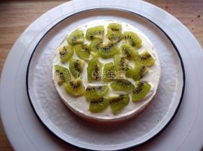 300克的淡奶油加入30克的细砂糖打发至硬性。一层蛋糕片，一层水果奶油，重复叠上去。