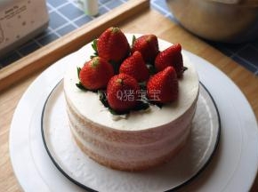 将洗净的草莓擦干水，放到蛋糕表面。