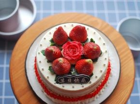 蛋糕裙脚可以再用奶油挤出花纹装饰，也可保持原状不变。最后放上巧克力片、糖珠装饰，并撒上防潮糖粉，完成。