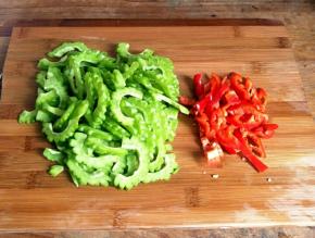 把苦瓜青椒切一下