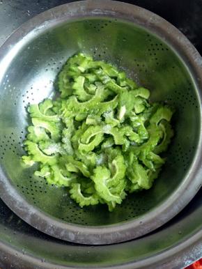 苦瓜里面加上半勺的盐抓匀，腌出汁水。