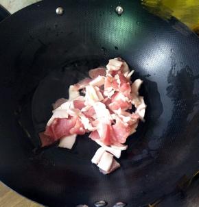下猪肉炒至微黄，烹入料酒。