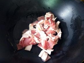 下猪肉炒至微黄，烹入料酒。