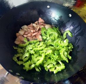 下苦瓜炒匀，加盐生抽调味。