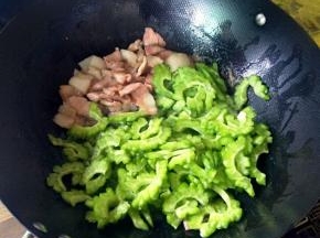 下苦瓜炒匀，加盐生抽调味。