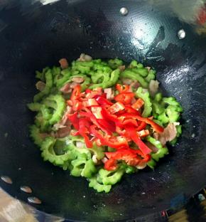 下红椒炒匀即可。