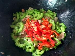 下红椒炒匀即可。