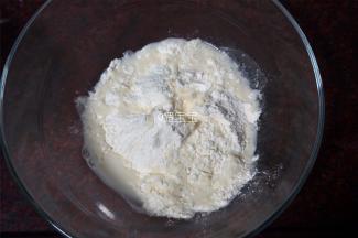 面粉180克加入温水126克，盐2克，混合成团。